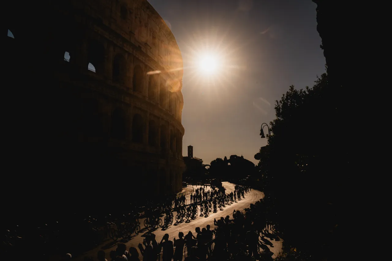 Снимок заключительной гонки на фоне Колизея. Фото: giroditalia.it
