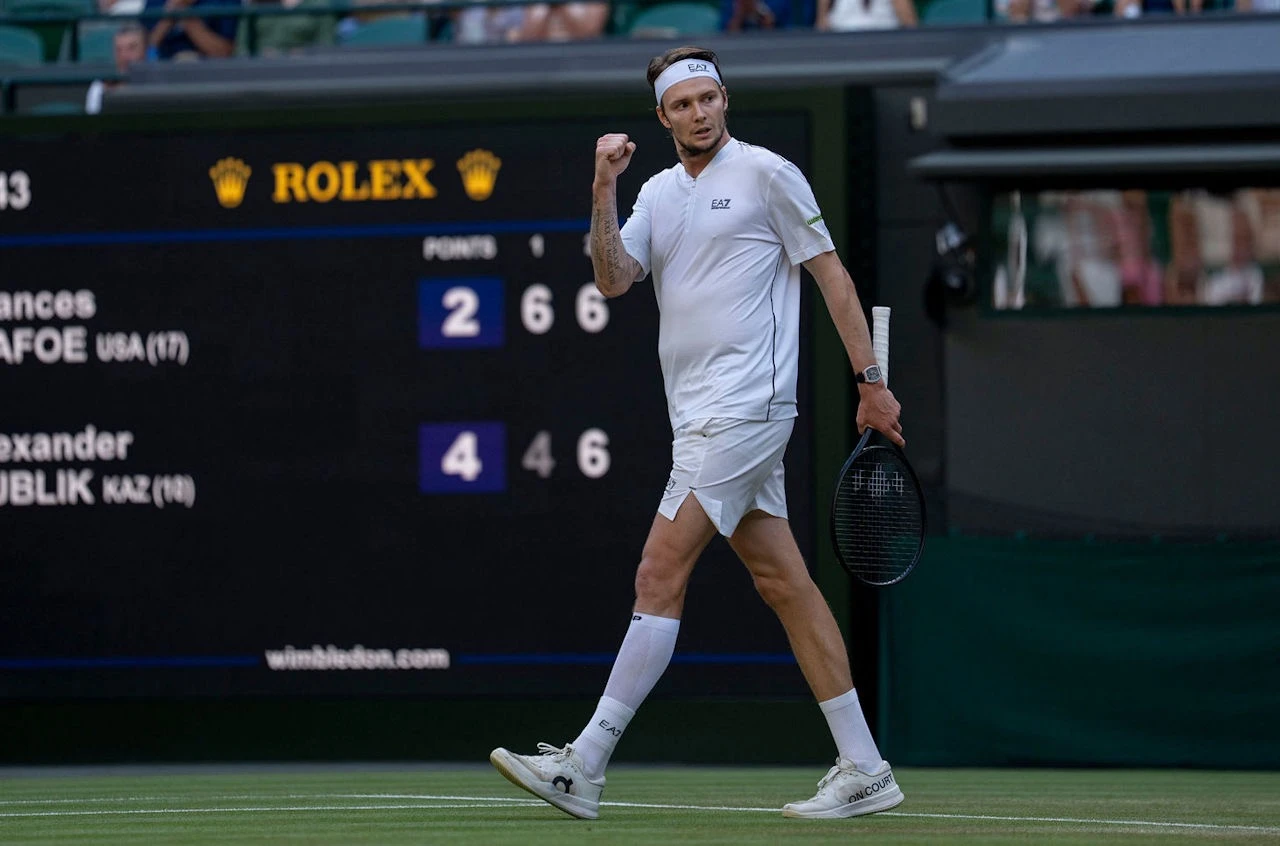 Александр Бублик в матче против Фрэнсиса Тиафо. Фото: Джон Супер / AELTC