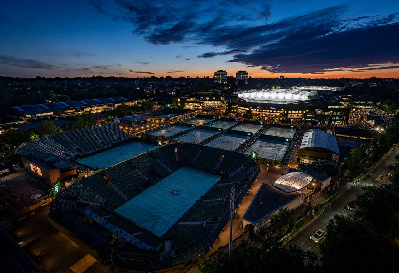 Вид на AELTC ночью. Фото: Джо Тот / AELTC