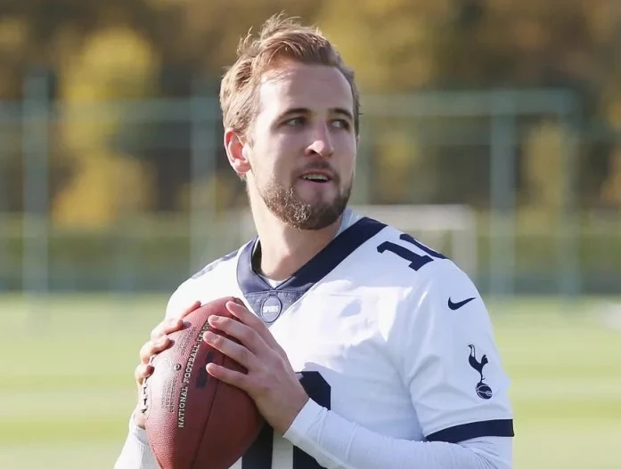 Харри Кейн играет в американский футбол. Фото: Twitter / @SpursOfficial