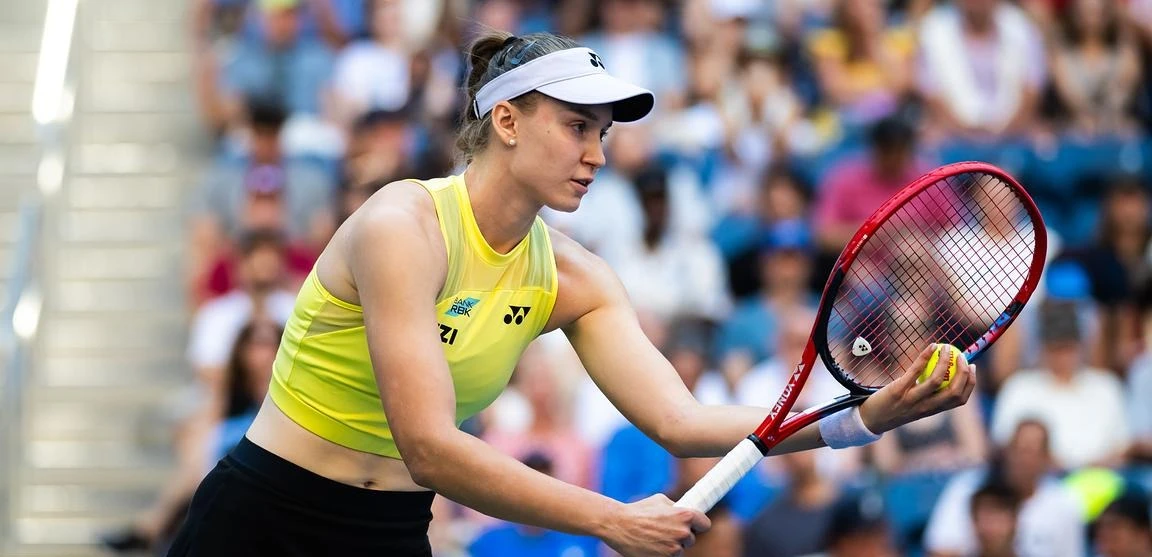Елена Рыбакина на подаче в матче против Наоми Осаки. Фото: Jimmie48