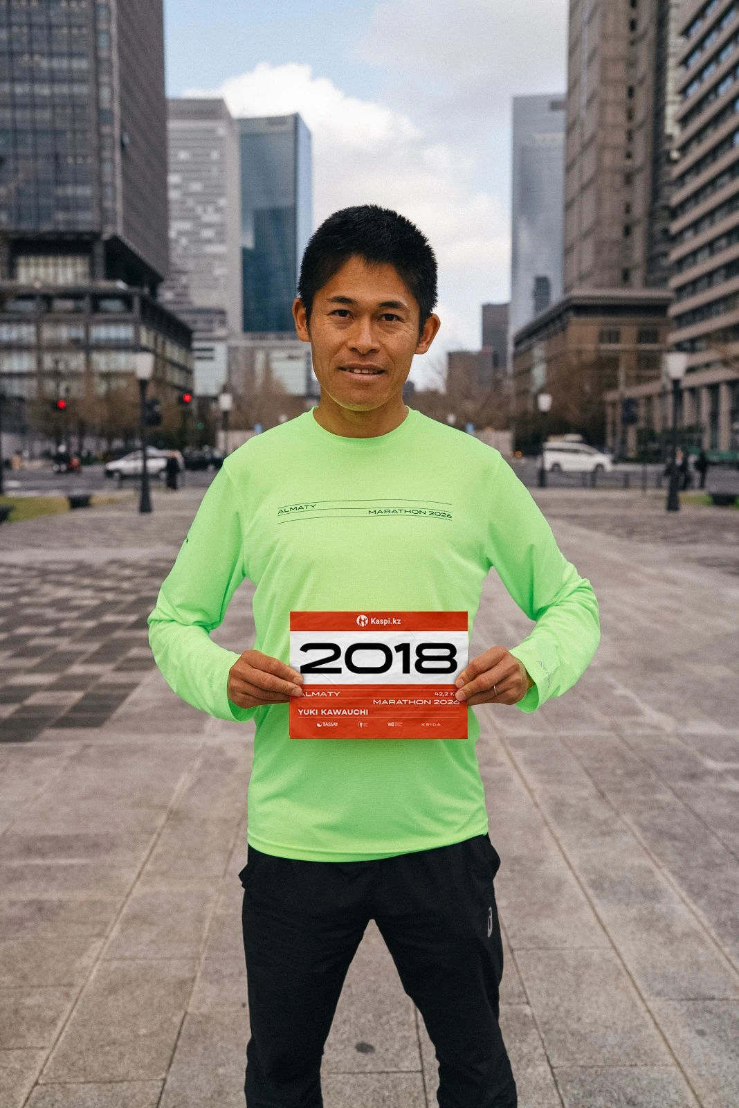 Юки Каваучи получил стартовый номер Almaty Marathon-2026. Фото: almaty-marathon.kz
