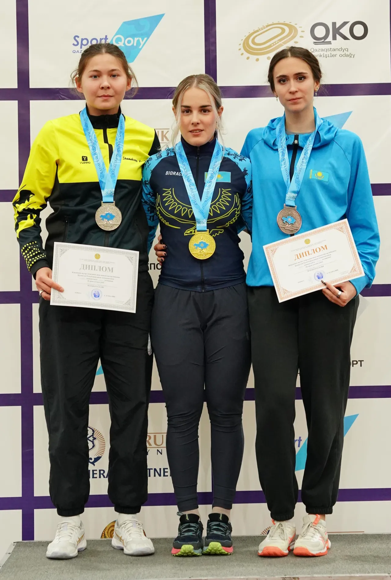 Тройка призёров чемпионата Казахстана по конькобежному спорту на дистанции 500 метров. Кристина Шумекова, Кристина Силаева, Алина Дауранова (слева направо).