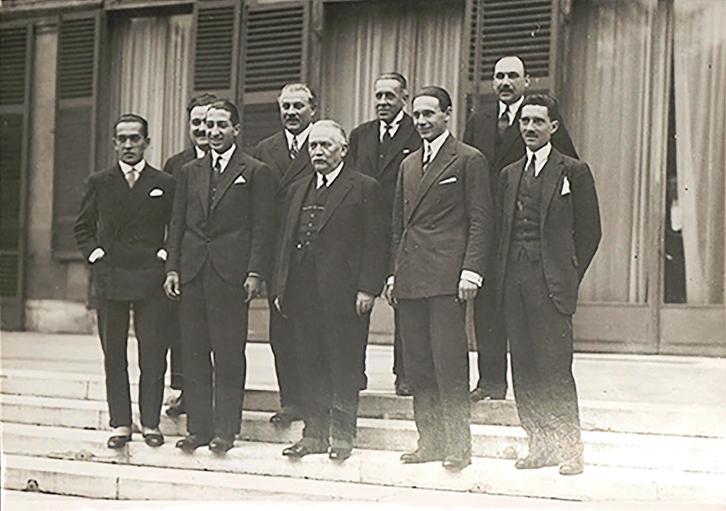 Президент Франции (1924–1931) Гастон Думерг и «четвёрка мушкетёров» (слева направо): Жан Боротра, Рене Лакост, Анри Коше и Жак Брюньон (13 октября 1927 года). Фото: Wikimedia Commons