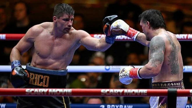 Александр Усик нокаутировал Рико Верхувена и защитил титул WBC