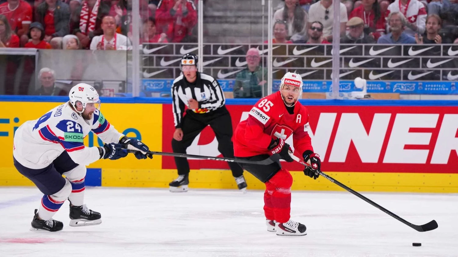 Фото: IIHF, момент контроля шайбы сборной Швейцарии в полуфинале чемпионата мира по хоккею