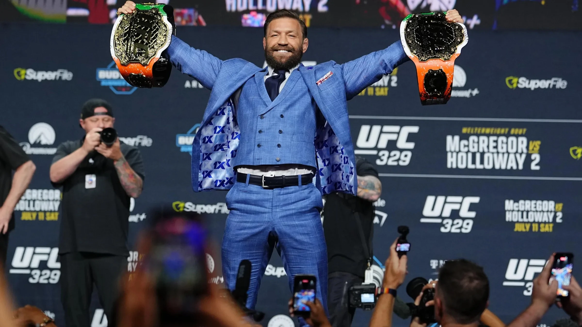 Макгрегор и Холлоуэй успешно прошли взвешивание перед UFC 329