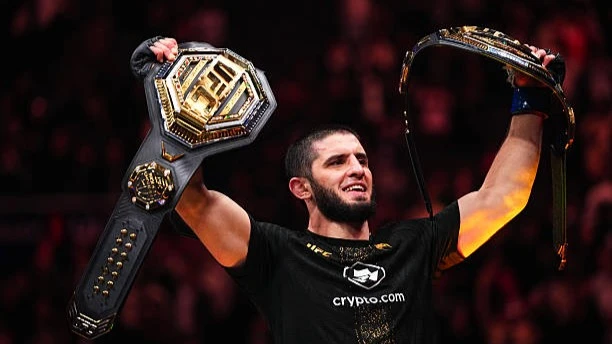 Махачев ответил Холлоуэю на критику своего статуса двойного чемпиона UFC